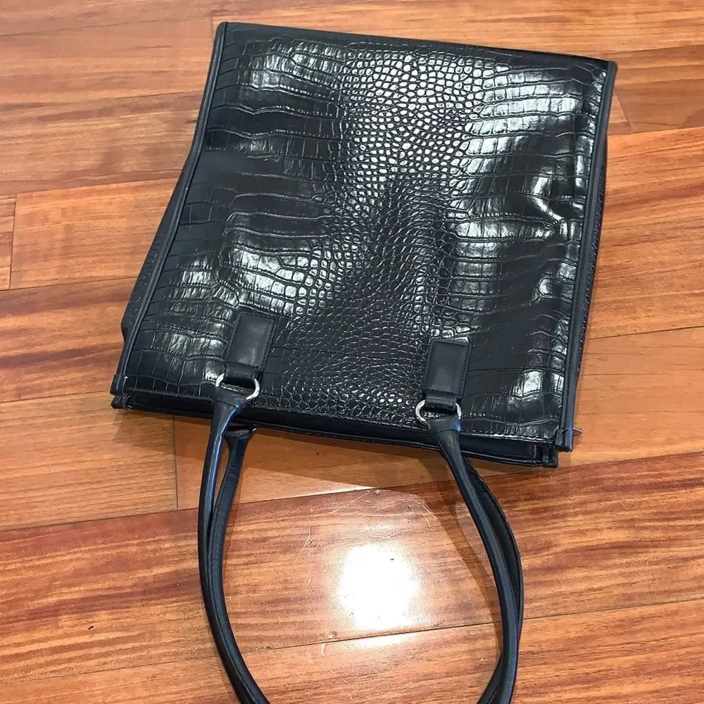 Targus Elegant Black Crocodile-Embossed 16x12in leather Tote Bag